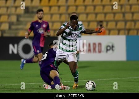 Lissabon. September 2020. Jovane Cabral (R) von Sporting CP spielt mit Miguel Rubio von Real Valladolid CF während eines Vorsaison-Freundschaftsspiel zwischen Sporting CP und Real Valladolid CF am 4. September 2020 im Alverca Stadion in Alverca, Portugal. Quelle: Pedro Fiuza/Xinhua/Alamy Live News Stockfoto