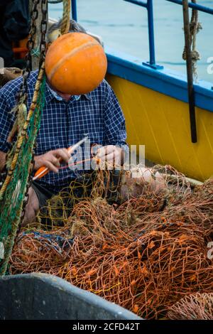 Fischernetzpflaster auf dem Fischerboot im Hafen von Akaroa Stockfoto