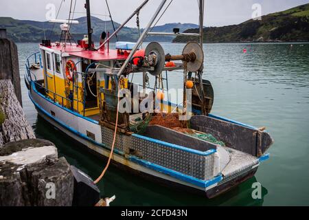 Fischernetzpflaster auf dem Fischerboot im Hafen von Akaroa Stockfoto