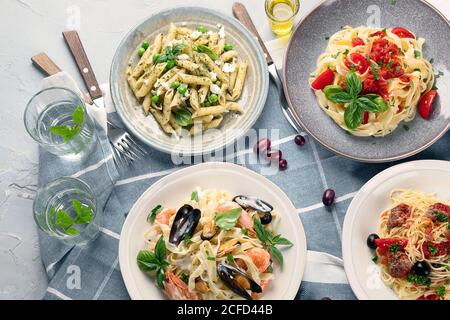 Teller von Pasta mit verschiedenen Arten von Saucen, Draufsicht. Italienisches Speisekonzept. Stockfoto