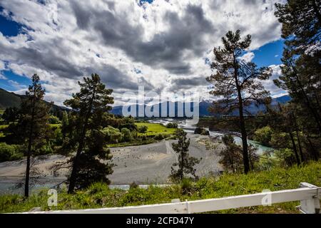 Blick auf die Brücke vom Highway 7, den Hanmer Forest Mountains und dem Waiau River Stockfoto