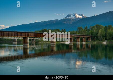 Der Columbia River und Mount Begbie in der Nähe von Revelstoke, British Columbia, Kanada. Stockfoto