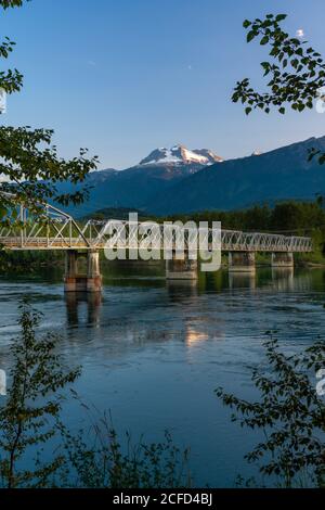 Der Columbia River und Mount Begbie in der Nähe von Revelstoke, British Columbia, Kanada. Stockfoto