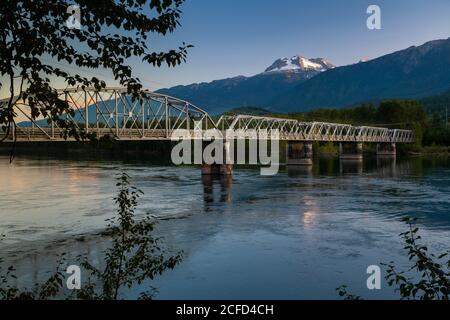 Der Columbia River und Mount Begbie in der Nähe von Revelstoke, British Columbia, Kanada. Stockfoto