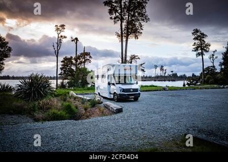 Caravan, Iveagh Bay Campground, Lake Brunner, Südinsel Neuseeland Stockfoto