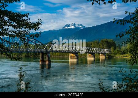 Der Columbia River und Mount Begbie in der Nähe von Revelstoke, British Columbia, Kanada. Stockfoto