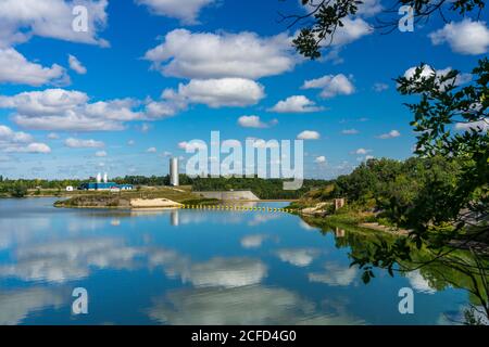 Die ruhigen Gewässer des Lake Minnewasta und seine Wasseraufbereitungsanlage in der Nähe von Morden, Manitoba, Kanada. Stockfoto