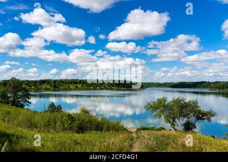 Die ruhigen Gewässer des Lake Minnewasta in der Nähe von Morden, Manitoba, Kanada. Stockfoto