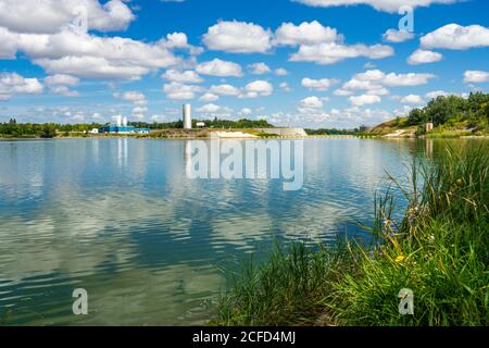 Die ruhigen Gewässer des Lake Minnewasta und seine Wasseraufbereitungsanlage in der Nähe von Morden, Manitoba, Kanada. Stockfoto