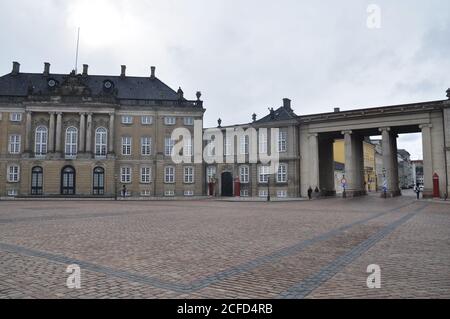 Schloss Amalienborg, Residenz der dänischen Königsfamilie. Entworfen vom Architekten Nicolai Eigtved in den 1750er Jahren, zeigt den Schlossplatz Amalienborg. Stockfoto