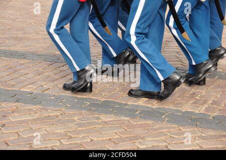 Die Königliche Lebensgarde (Den Kongelige Livgarde) marschiert im Schloss Amalienborg während der Wachablösung in Kopenhagen, Dänemark, zusammen. Stockfoto