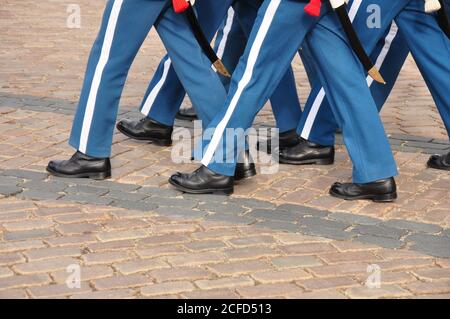 Die Königliche Lebensgarde (Den Kongelige Livgarde) marschiert im Schloss Amalienborg während der Wachablösung in Kopenhagen, Dänemark, zusammen. Stockfoto