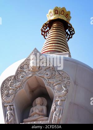 Schöne Aussicht auf die neue Stupa von Lord Buddha mit selektivem Fokus in der Sarnath Gegend von Varanasi. Neue Architektur von Buddha Stupa mit Copyspace. Stockfoto