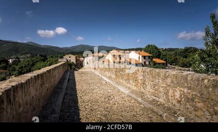 Le Pont du Diable über den Tech River bei Céret. Die einbogenige Steinbrücke wurde im 14. Jahrhundert erbaut und ihr einziger Bogen ist 45 Meter breit. Stockfoto