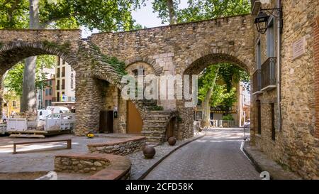 La Porte d'Espagne in Céret im Frühling. Erbaut im 13. Jahrhundert. Diente als Haupteingang zum ummauerten Dorf. Monument Historique. Stockfoto