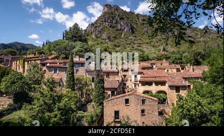 Blick auf das Dorf Saint Guilhem le Désert im Frühling. Das Dorf gehört zu den Plus Beaux Villages de France. Das Hotel liegt an der Pilgerroute Stockfoto