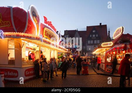 Kleiner freier Markt auf dem Marktplatz in der Abenddämmerung, Bremen, Deutschland, Europa Stockfoto