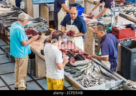 Fischgeschäft, Fischgeschäft, Markthalle, Mercado dos Lavradores, Funchal, Madeira Island, Portugal Stockfoto