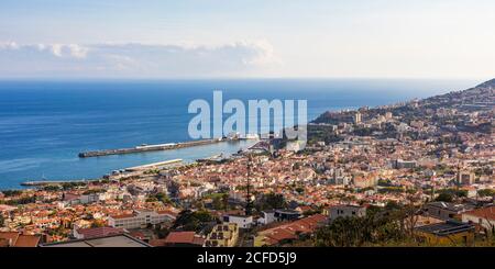 Portugal, Madeira, Funchal, Blick auf die Stadt, Hafen Stockfoto