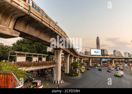 Rush Hour Verkehr am 'Victory Monument' am Abend mit Blick von BTS / Skytrain Plattform, Bangkok, Thailand Stockfoto