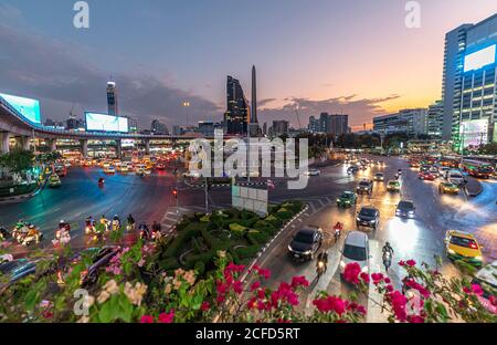 Rush Hour Verkehr am 'Victory Monument' am Abend mit Blick von BTS / Skytrain Plattform, Bangkok, Thailand Stockfoto