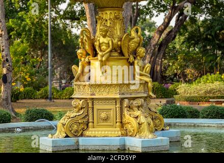 Goldene Statue im Saranrom Palace Park in Old Bangkok, Thailand Stockfoto