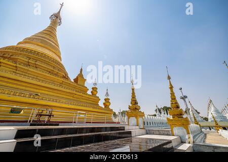 Treppen zur berühmten goldenen Kuthodaw Pagode in Mandalay, Myanmar Stockfoto