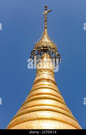 Spitze der berühmten goldenen Kuthodaw Pagode in Mandalay, Myanmar Stockfoto