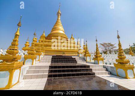 Treppen zur berühmten goldenen Kuthodaw Pagode in Mandalay, Myanmar Stockfoto