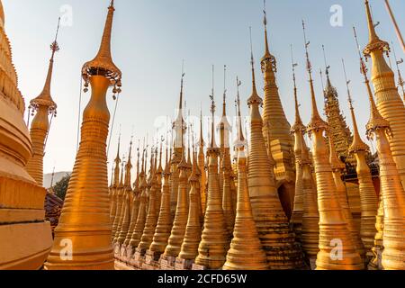 Shwe Inn Dein Pagode - Stupa Feld mit goldenen Stupas im Abendlicht am Inle Lake, Nyaung Shwe, Myanmar Stockfoto