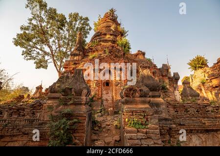 Alte Stupa Ruinen 'Nyaung Ohak' im Abendlicht am Inle Lake, Nyaung Shwe, Myanmar Stockfoto