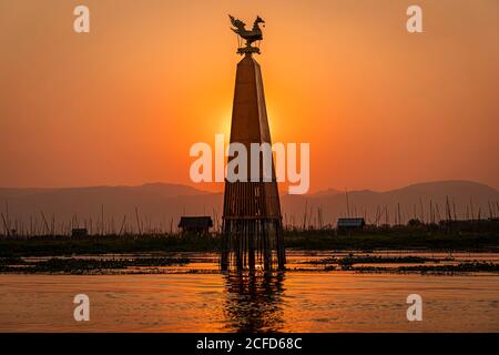 Inle Lake bei Sonnenuntergang auf Bootsfahrt, Nyaung Shwe, Myanmar Stockfoto