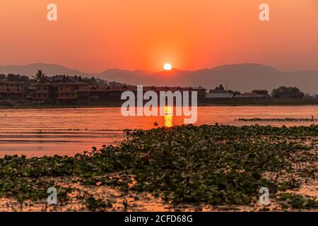 Inle Lake bei Sonnenuntergang auf Bootsfahrt, Nyaung Shwe, Myanmar Stockfoto