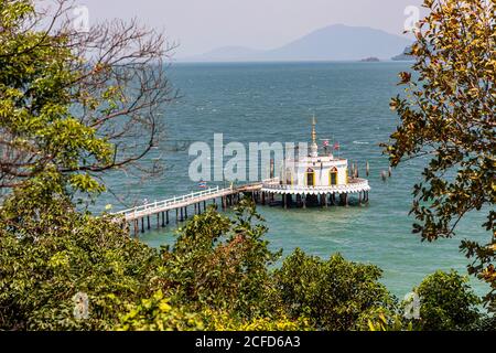 Blick auf den langen Steg am Wat Koh Phayam Tempel, Koh Phayam. Thailand Stockfoto