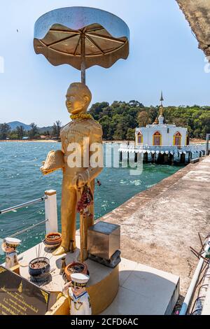 Goldene Statue am Wat Koh Phayam Tempel, Koh Phayam. Thailand Stockfoto