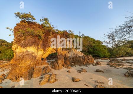 Hin Talu Felsformationen in Buffalo Bay (Ao Khao Kwai) im Abendlicht, Koh Phayam. Thailand Stockfoto