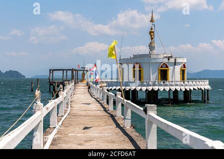 Langer Steg ins Meer am Wat Koh Phayam Tempel, Koh Phayam. Thailand Stockfoto
