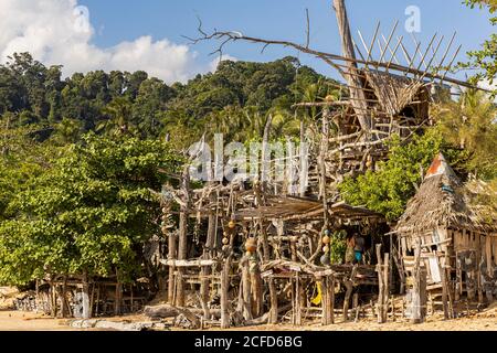 Hippie Bar im nördlichen Teil der Buffalo Bay (Ao Khao Kwai) mit Booten, Koh Phayam. Thailand Stockfoto