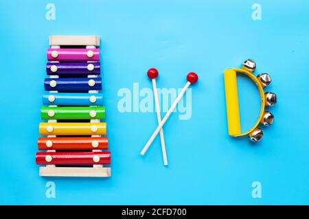 Buntes Xylophon mit Handglocken Musikinstrument zum Klingeln auf blauem Hintergrund. Draufsicht Stockfoto