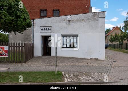 Deutschland, Sachsen-Anhalt, Wedderstedt, Wahllokal im Harz. Stockfoto