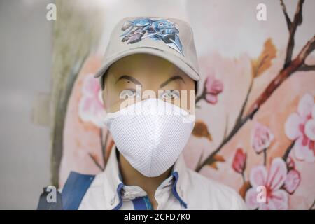 Bukarest, Rumänien - 4. September 2020: Details mit einer Kinderfigur für die Schule mit einer Schutzmaske in einem Schaufenster ausgestattet. Stockfoto