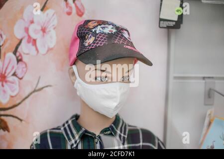 Bukarest, Rumänien - 4. September 2020: Details mit einer Kinderfigur für die Schule mit einer Schutzmaske in einem Schaufenster ausgestattet. Stockfoto