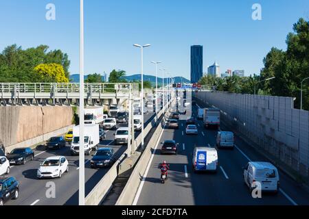 Wien / Wien, Autobahn A22 Donauuferautobahn, Berg Kahlenberg, DC Tower 1, Autos, Stau 22. Donaustadt, Wien, Österreich Stockfoto