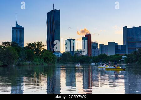 Wien / Wien, Kaiserwasser See, Donaucity mit Hochhaus Neue Donau, DC Tower 1, UN Gebäude UNO, Boot 22. Donaustadt, Wien, Österreich Stockfoto