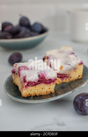 Hausgemachte Pflaume Meringue Pie auf einem Teller Stockfoto