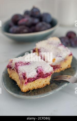 Hausgemachte Pflaume Meringue Pie auf einem Teller Stockfoto