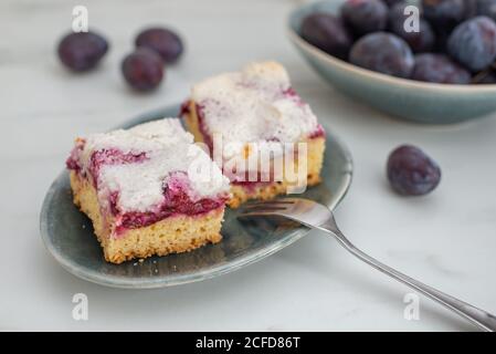 Hausgemachte Pflaume Meringue Pie auf einem Teller Stockfoto