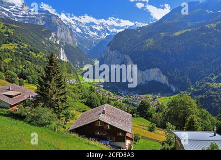 Lauterbrunnental mit Breithorn, Lauterbrunnen, Tal der Wasserfälle, Jungfrau Region, Berner Alpen, Berner Oberland, Kanton Bern Stockfoto