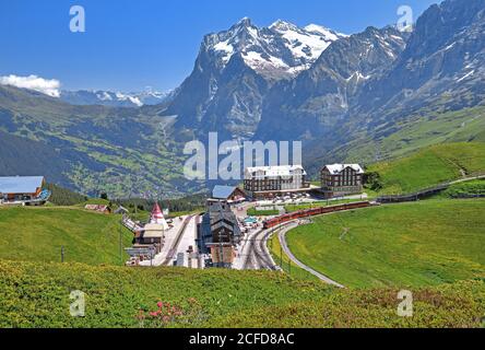 Kleine Scheidegg mit Jungfraubahn und Wetterhorn über Grindelwald, Wengen, Jungfrau Region, Berner Alpen, Berner Oberland, Kanton Bern Stockfoto