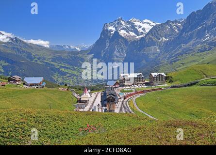 Kleine Scheidegg mit Jungfraubahn und Wetterhorn über Grindelwald, Wengen, Jungfrau Region, Berner Alpen, Berner Oberland, Kanton Bern Stockfoto